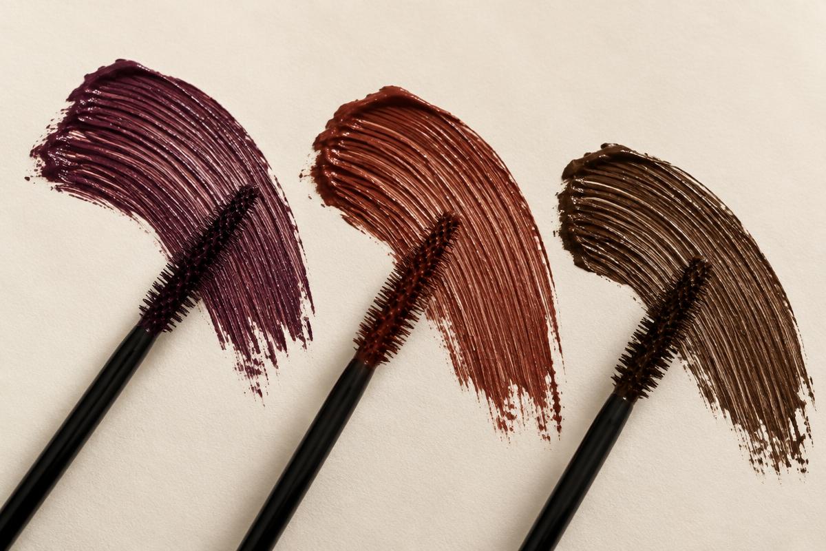 Mascara wands with plum, auburn and chestnut swatches